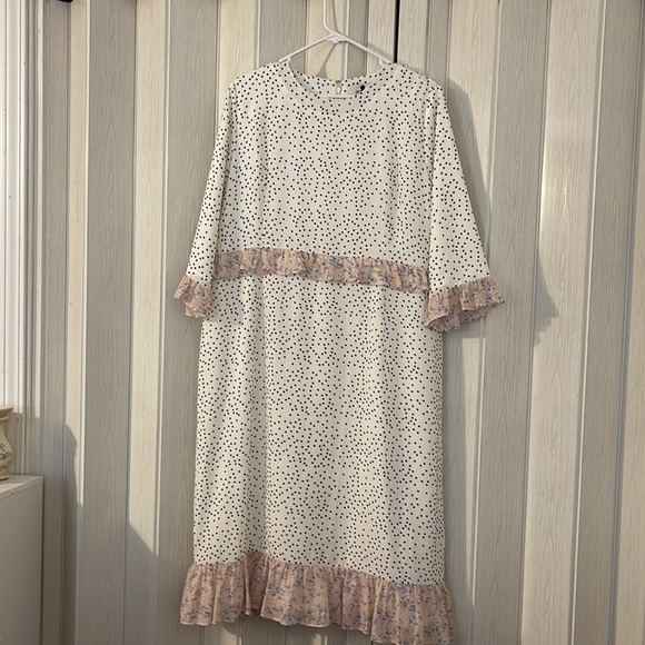 Dainty Jewells Dress - Picture 2 of 6